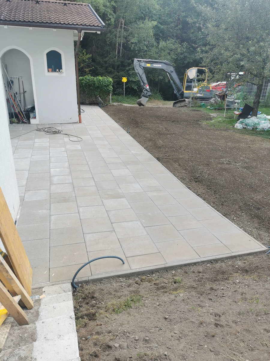 Terrasse fertig gepflastert