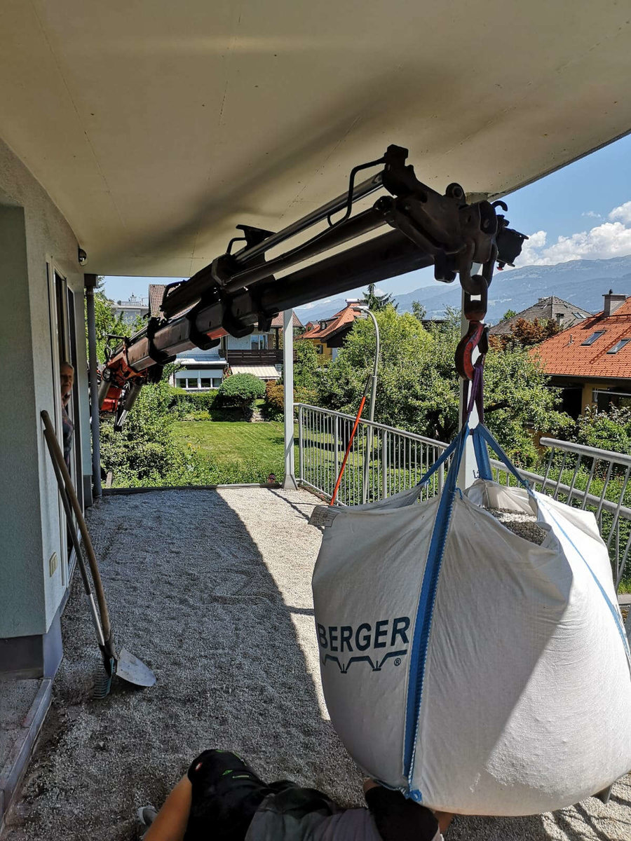 Kies auf Balkon transportiert mit Kran